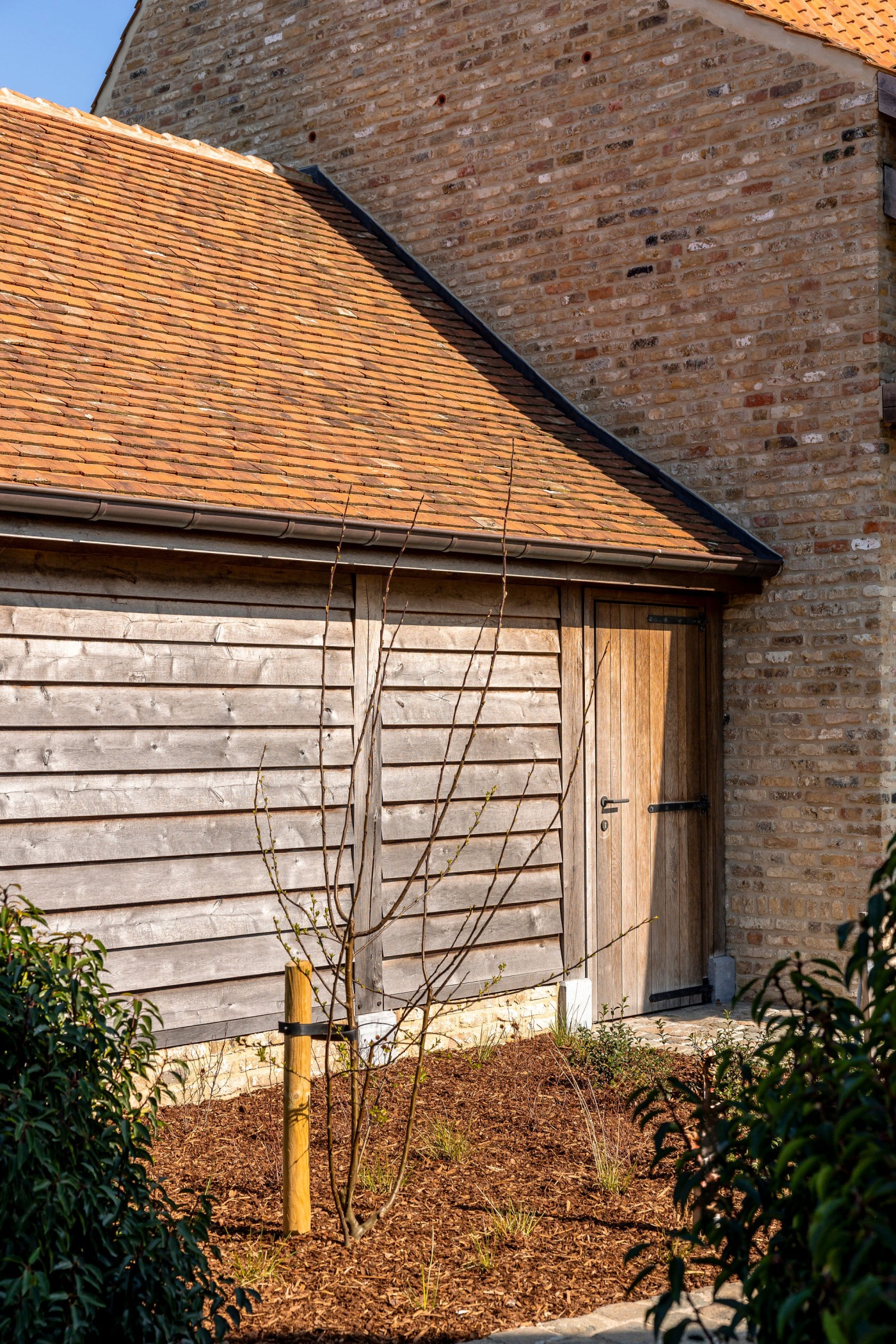 Deur van een houten carport