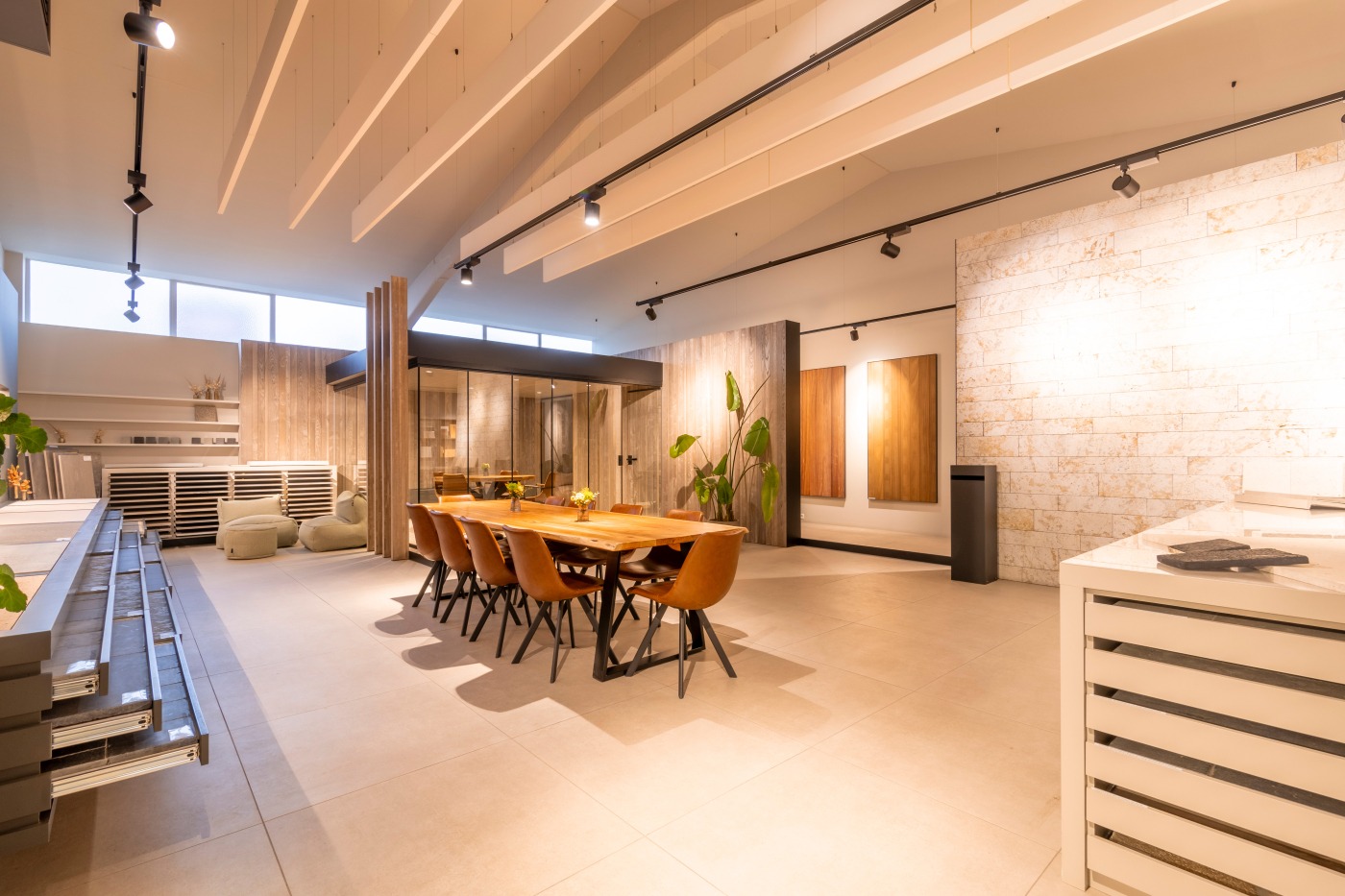 Op maat gemaakte houten brievenbus met strak ontwerp, perfect passend bij moderne buitenarchitectuur
