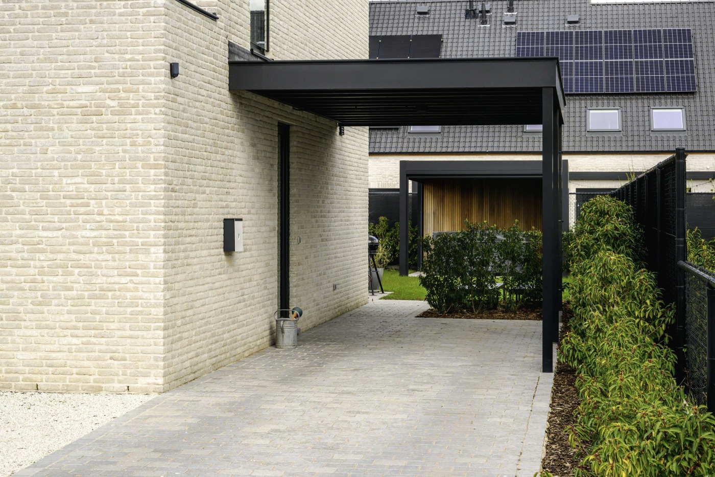 Moderne houten carport, op vraag ontworpen voor bescherming en milieuvriendelijkheid