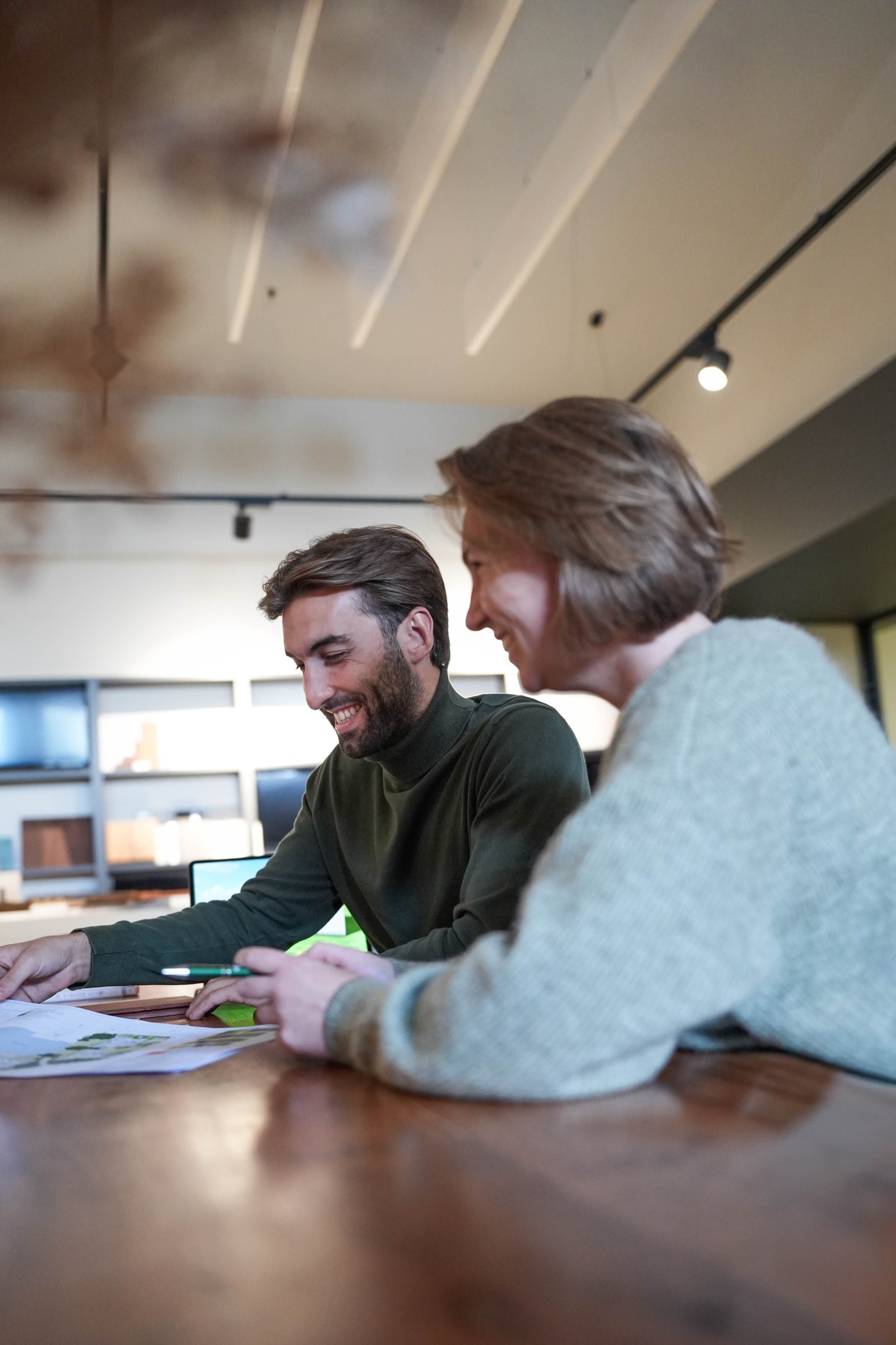 collega's geven advies in onze showroom over outdoor project