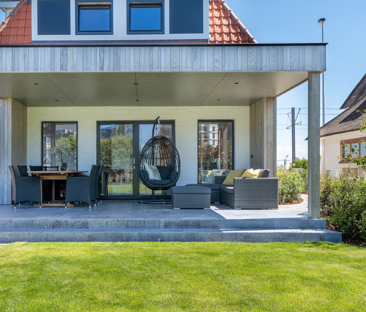 Houten terrasoverkapping met een open ontwerp voor schaduw en bescherming in de buitenruimte