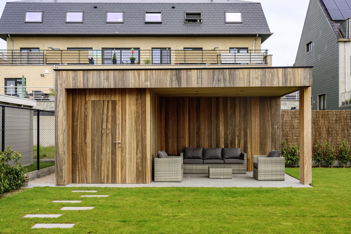 Op maat gemaakte houten tuinberging met zitruimte, ideaal voor opslag en ontspanning