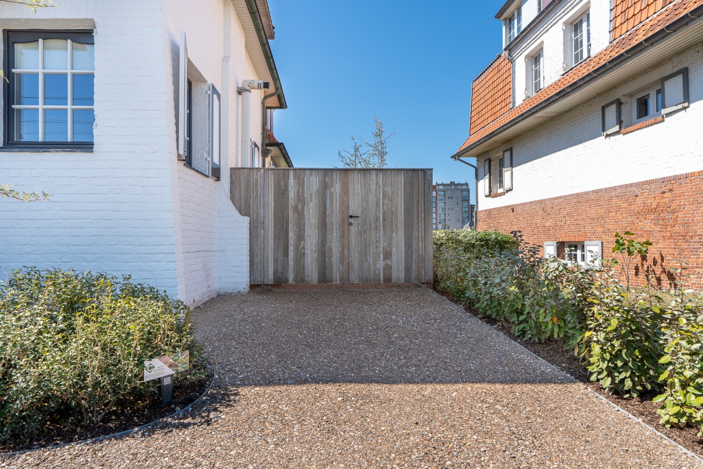 Op vraag gemaakte houten tuinpoort, perfect geïntegreerd met de omgeving voor een stijlvolle afbakening