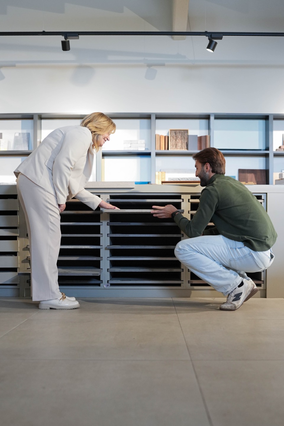 klant en collega bekijken stalen in de showroom van castelein outdoor