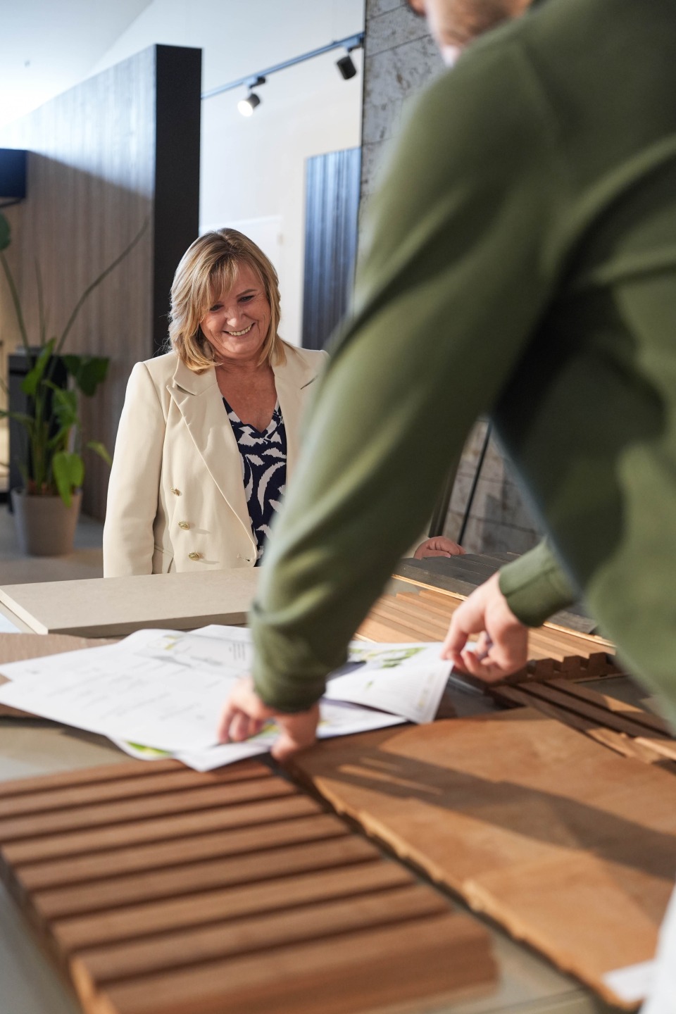 klant bekijkt stalen hout in onze showroom