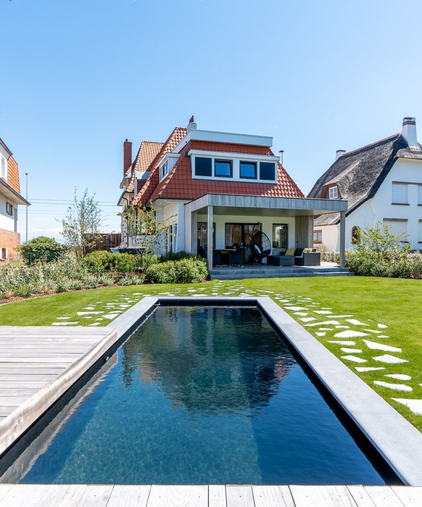 Op maat gemaakte houten brievenbus met strak ontwerp, perfect passend bij moderne buitenarchitectuur
