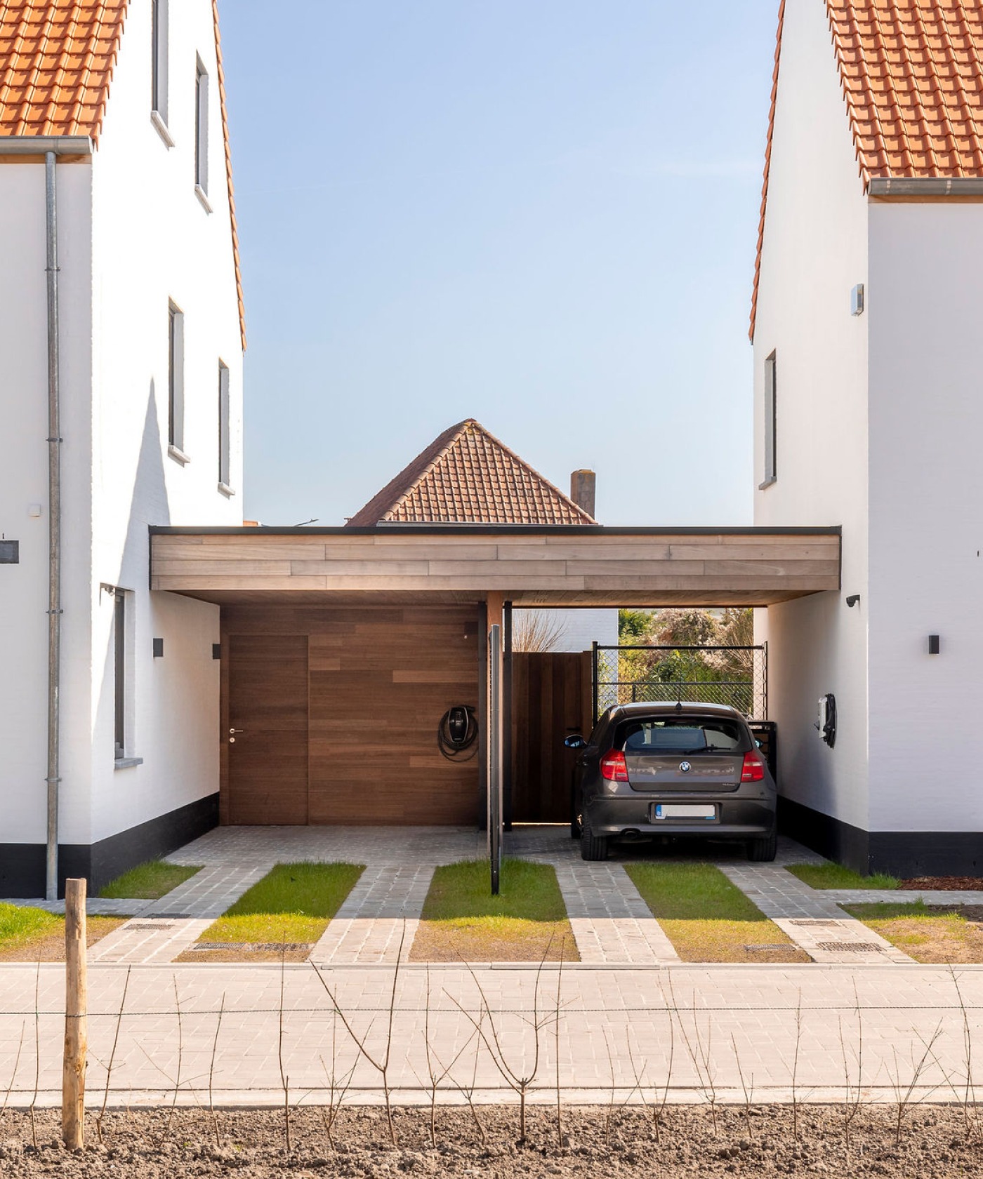 Houten carports bij een hedendaagse woonproject