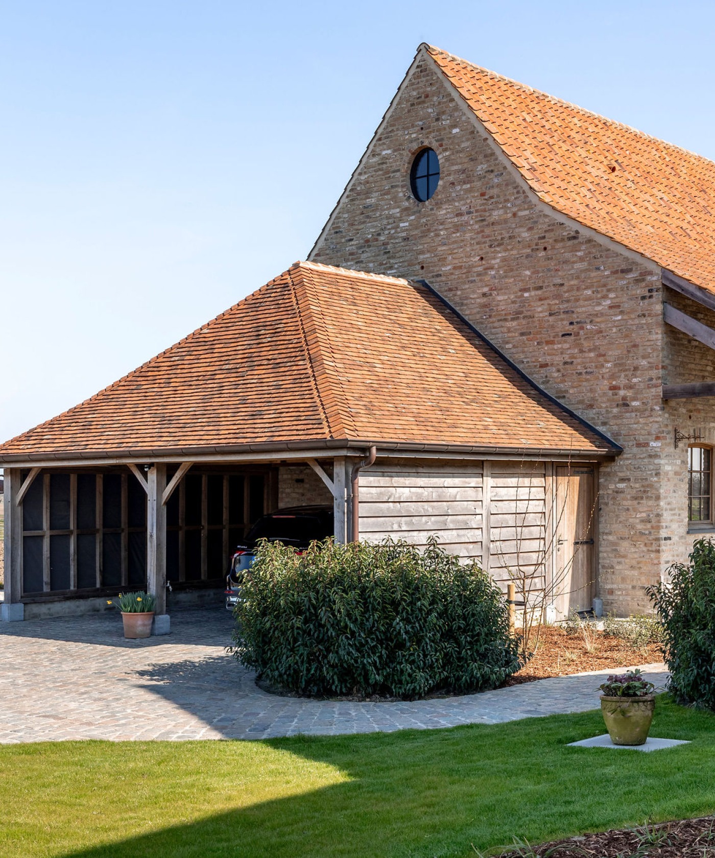 Houten carport bij een landelijk huis