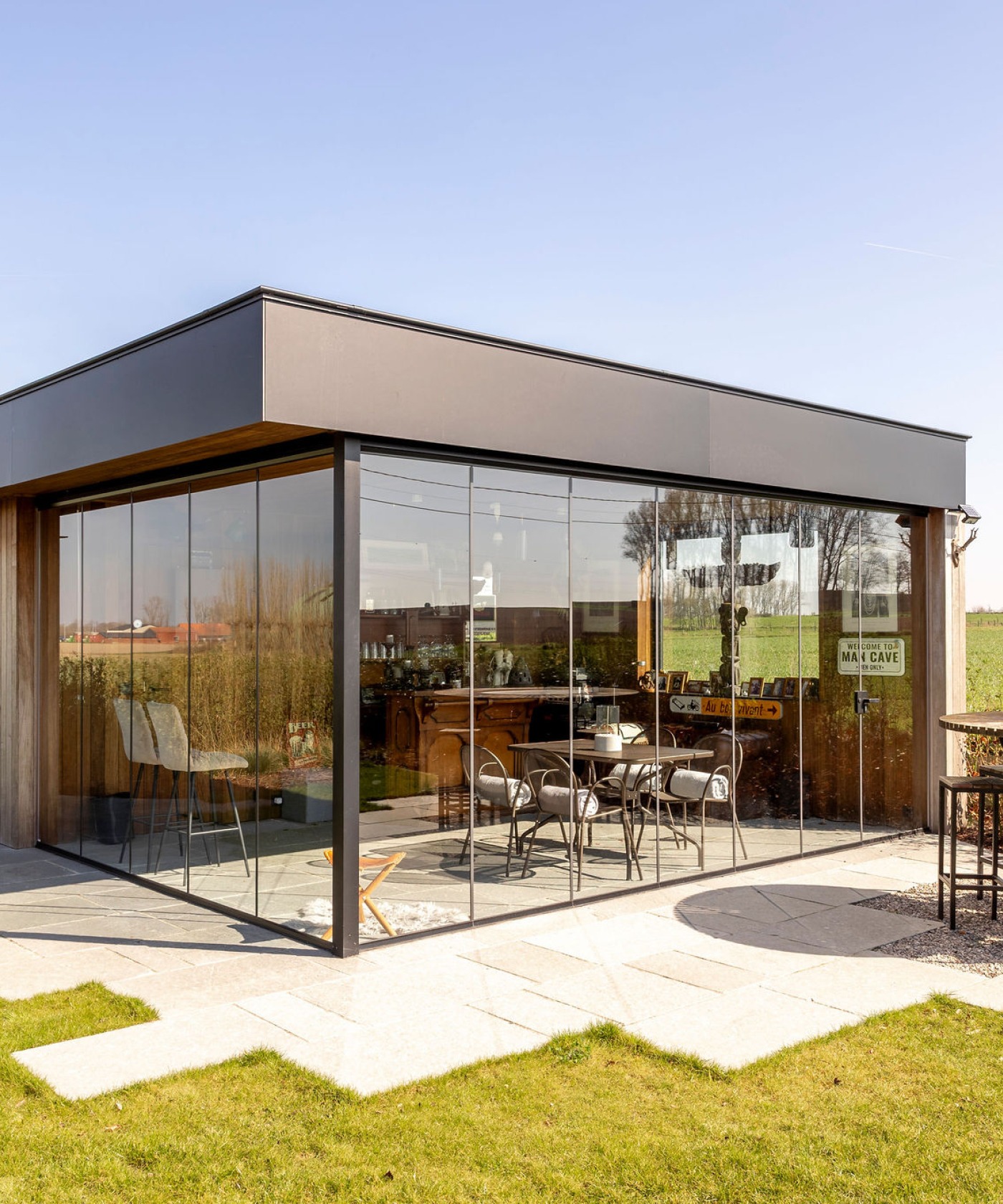 houten bijgebouw met grote ramen