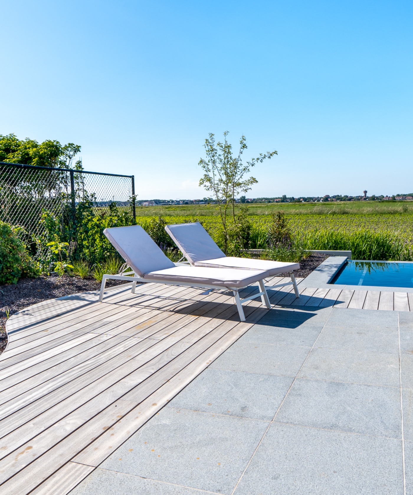 Op maat gemaakte houten brievenbus met strak ontwerp, perfect passend bij moderne buitenarchitectuur