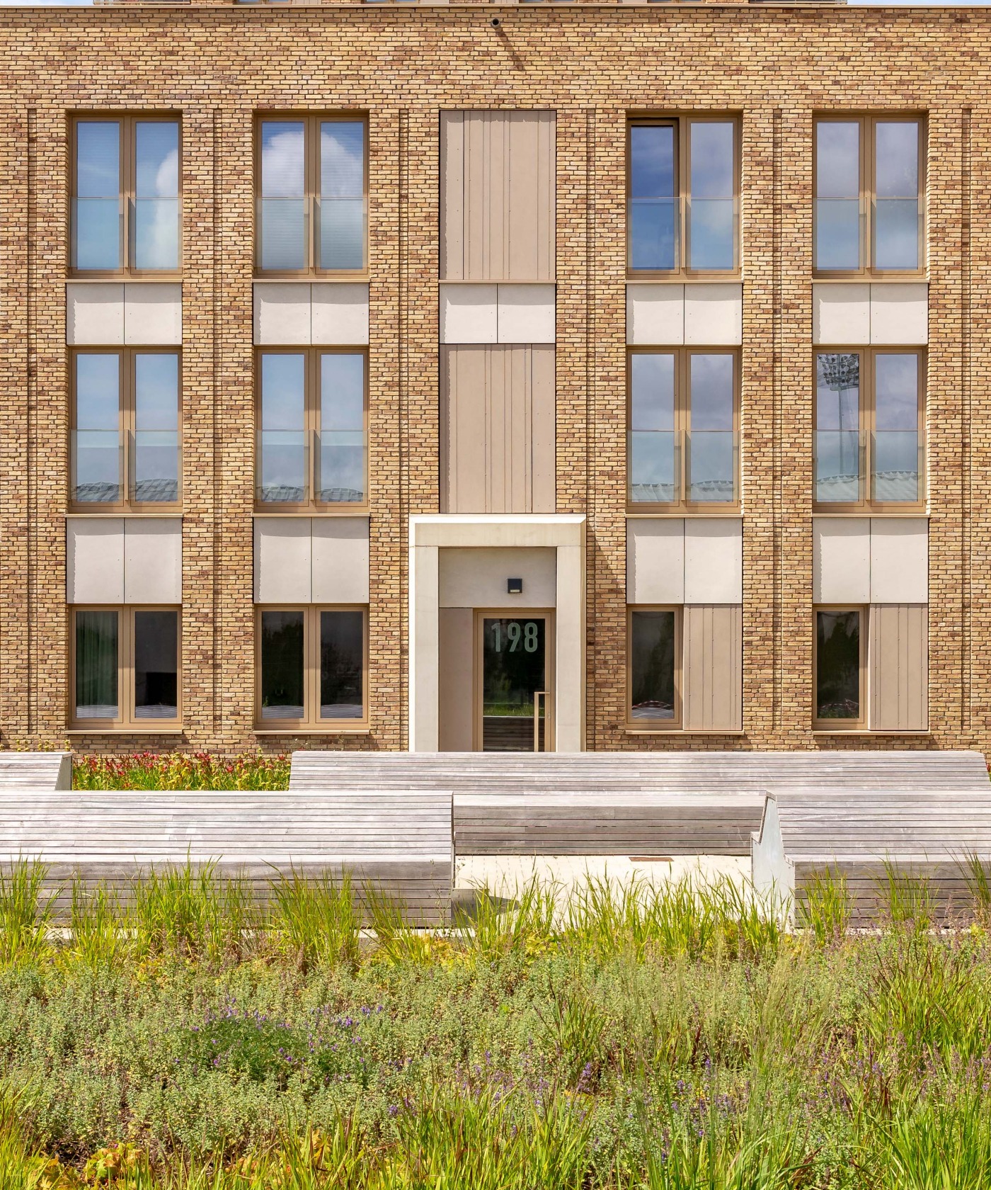 Op maat gemaakte houten brievenbus met strak ontwerp, perfect passend bij moderne buitenarchitectuur