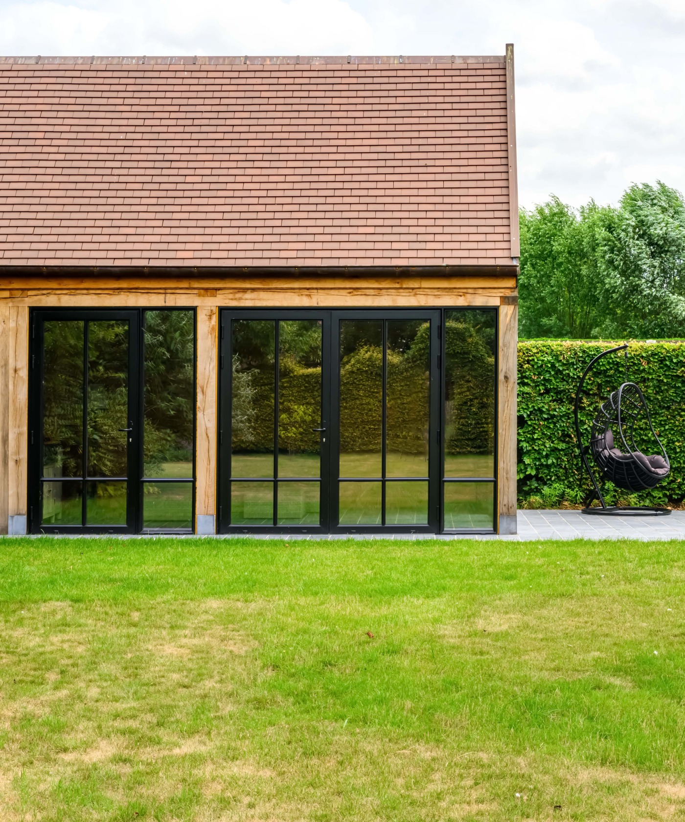 Op maat gemaakte houten brievenbus met strak ontwerp, perfect passend bij moderne buitenarchitectuur