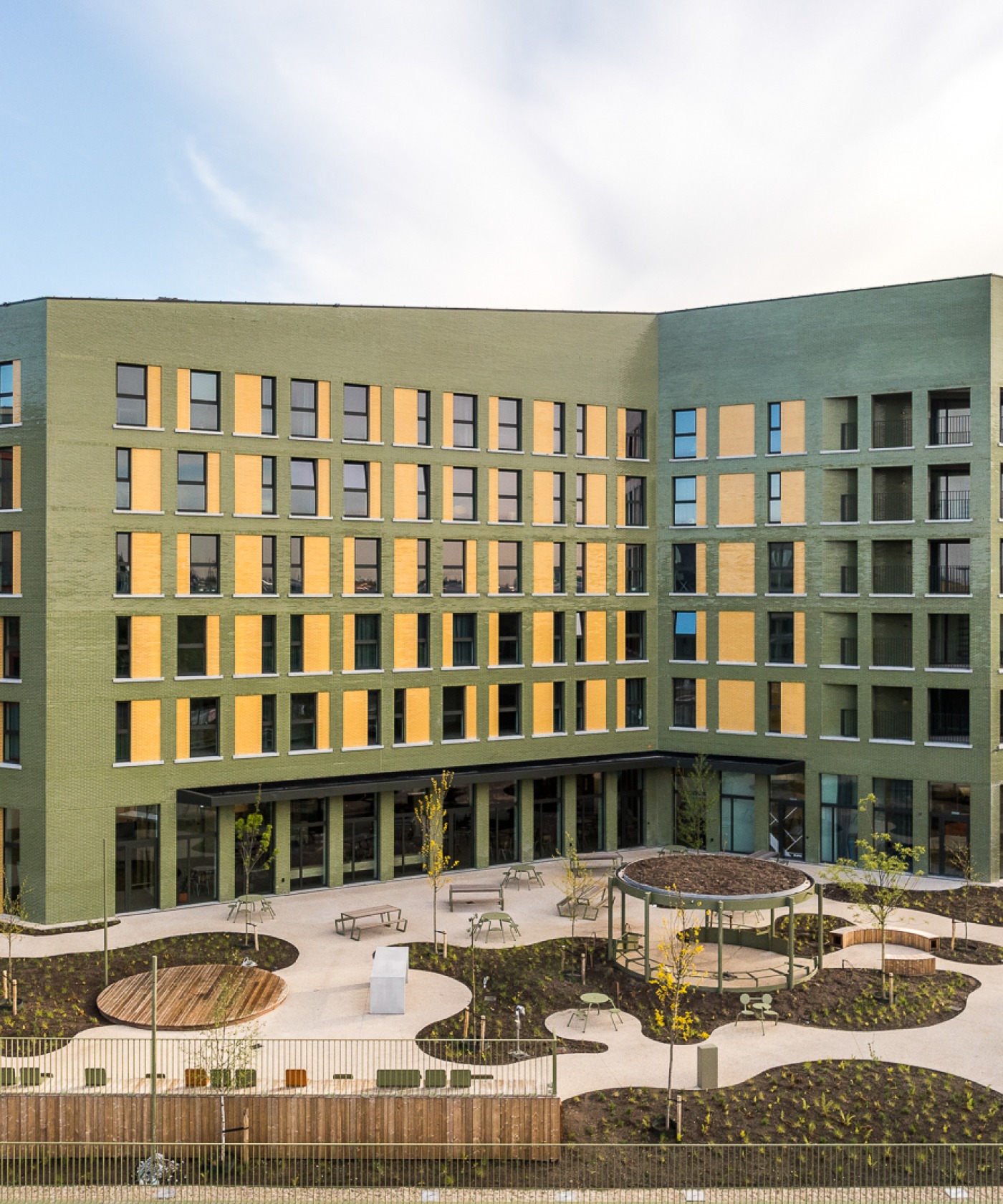 Op maat gemaakte houten brievenbus met strak ontwerp, perfect passend bij moderne buitenarchitectuur