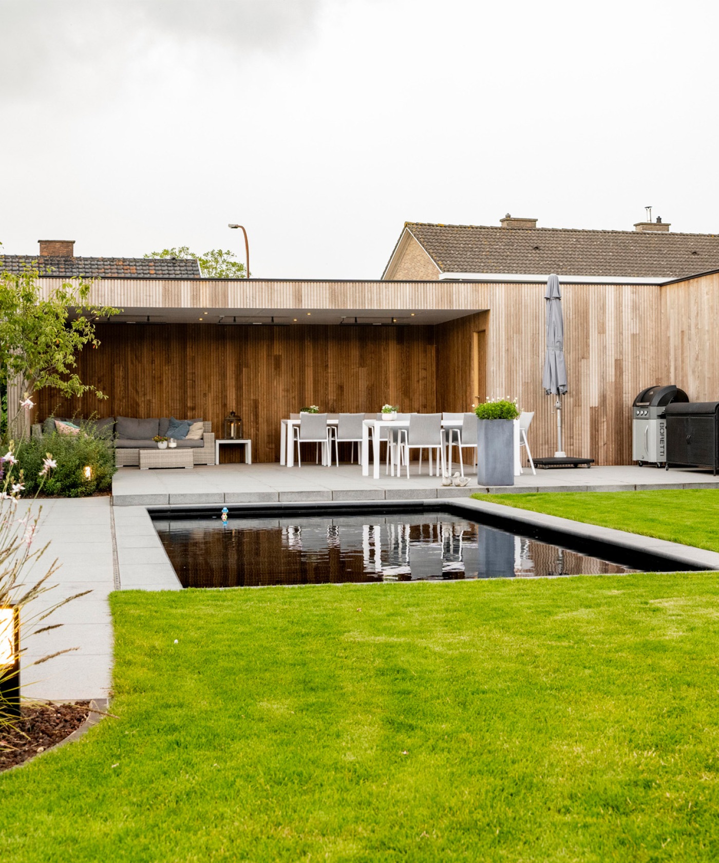 Op maat gemaakte houten brievenbus met strak ontwerp, perfect passend bij moderne buitenarchitectuur