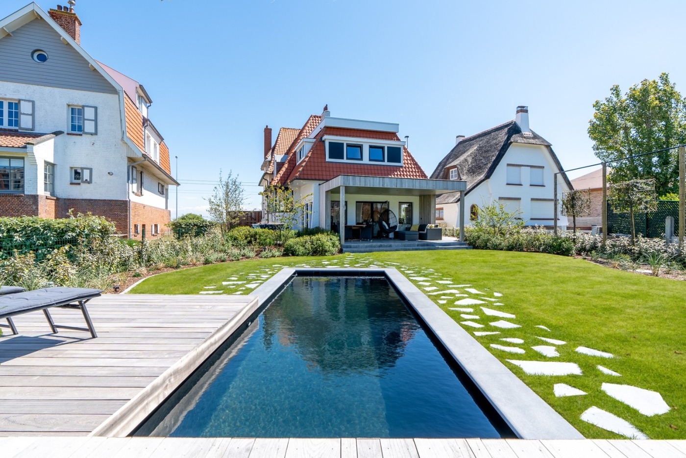 Op maat gemaakte houten brievenbus met strak ontwerp, perfect passend bij moderne buitenarchitectuur