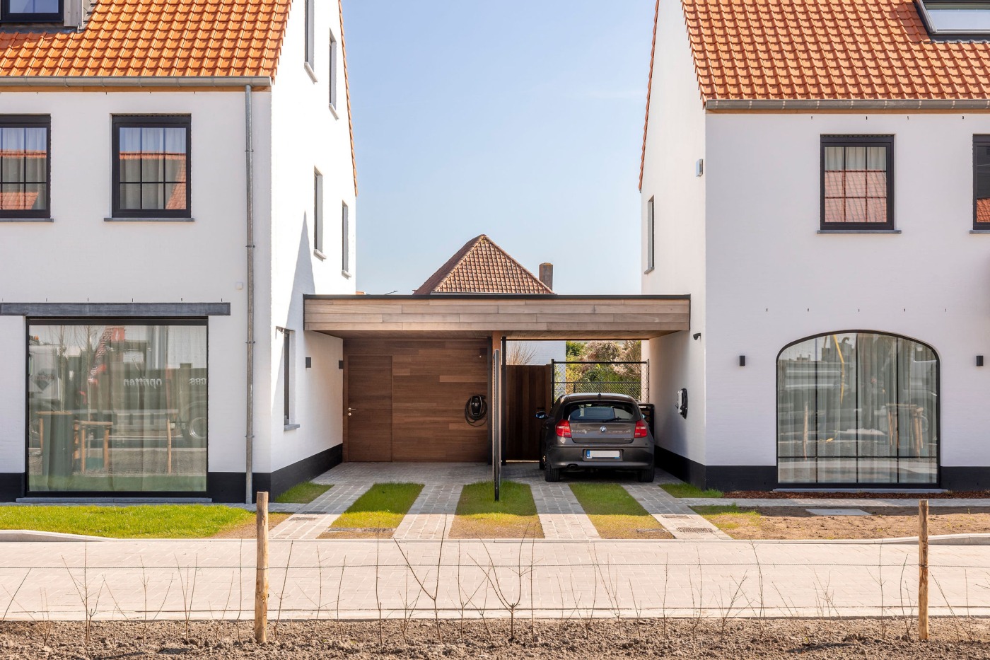 Houten carports bij een hedendaagse woonproject