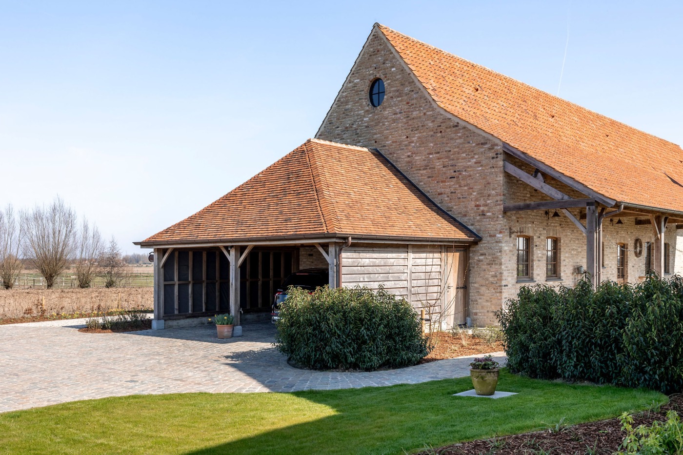 Houten carport bij een landelijk huis