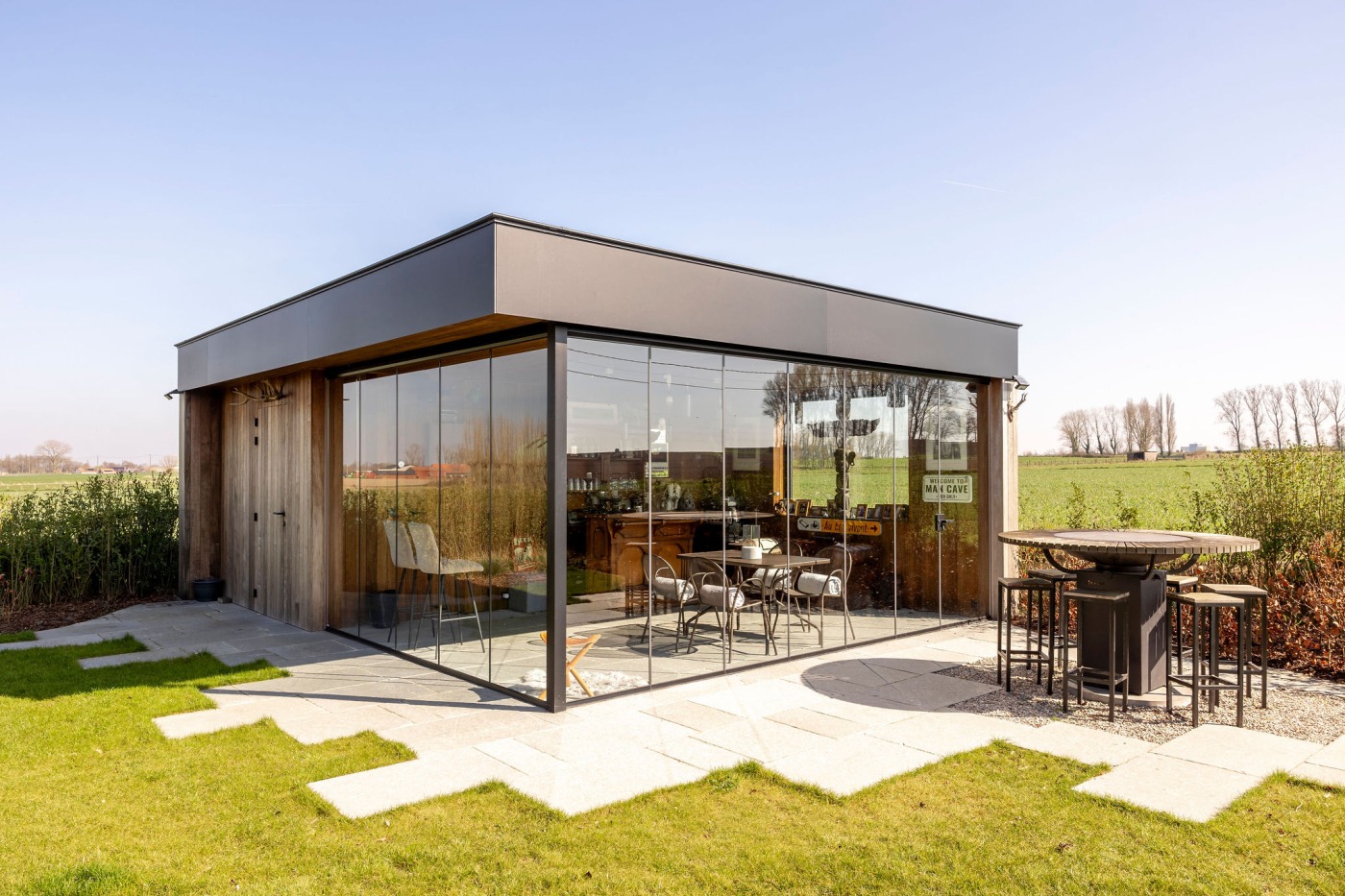 houten bijgebouw met grote ramen