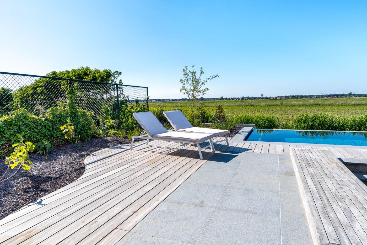 Op maat gemaakte houten brievenbus met strak ontwerp, perfect passend bij moderne buitenarchitectuur