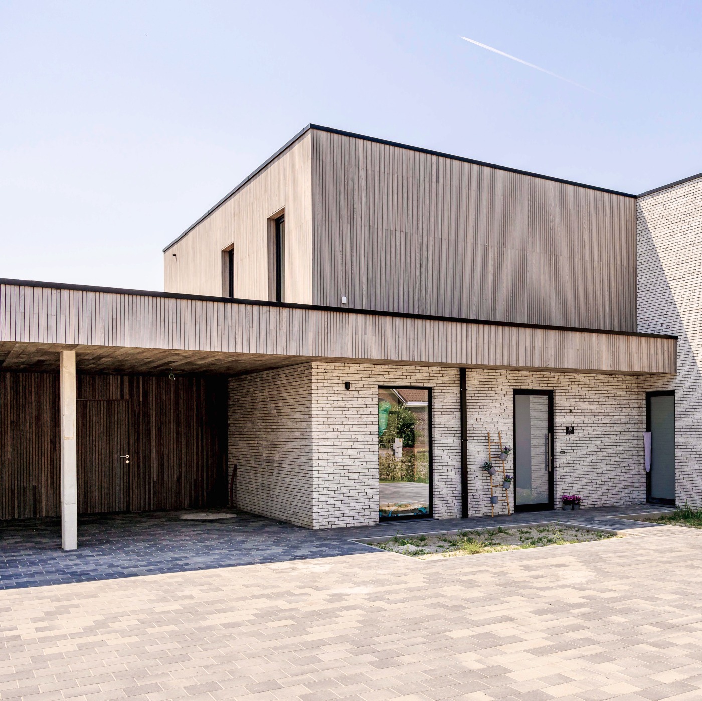 Elegante verticale houten gevelbekleding voor een strakke uitstraling