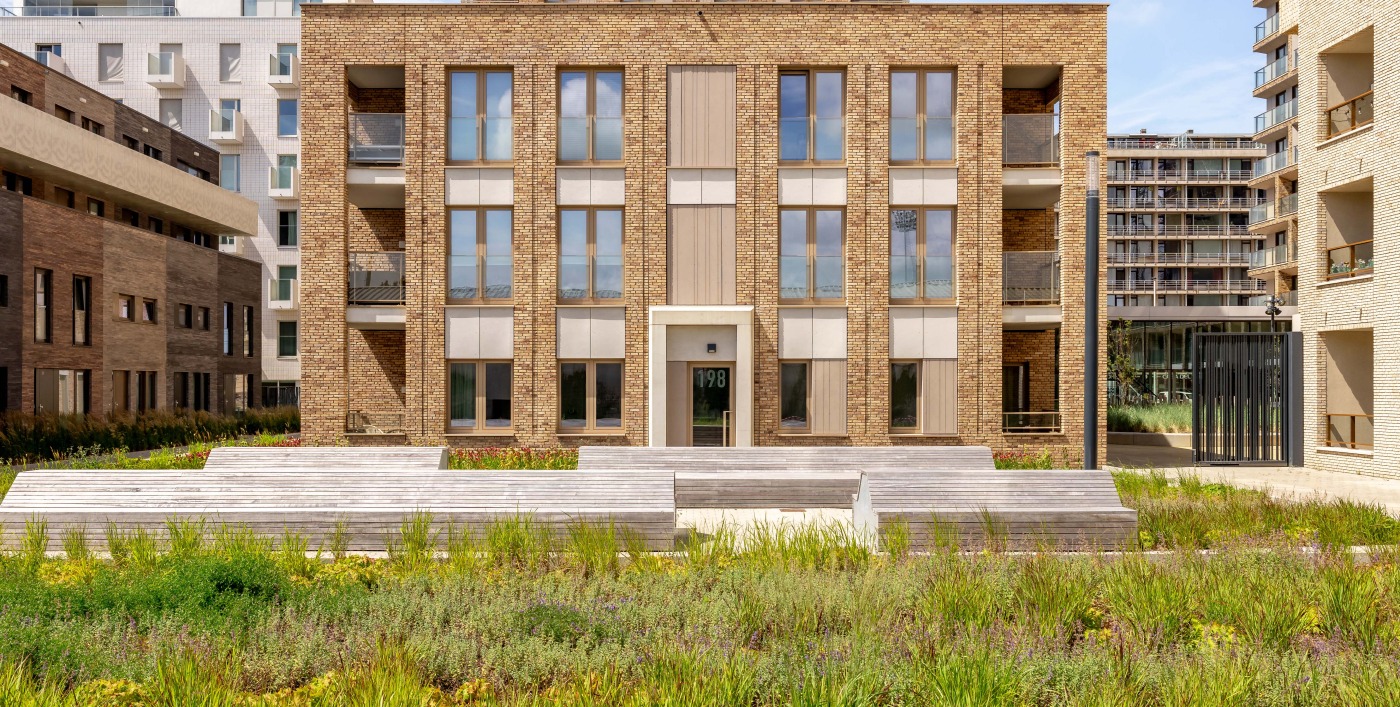 Op maat gemaakte houten brievenbus met strak ontwerp, perfect passend bij moderne buitenarchitectuur