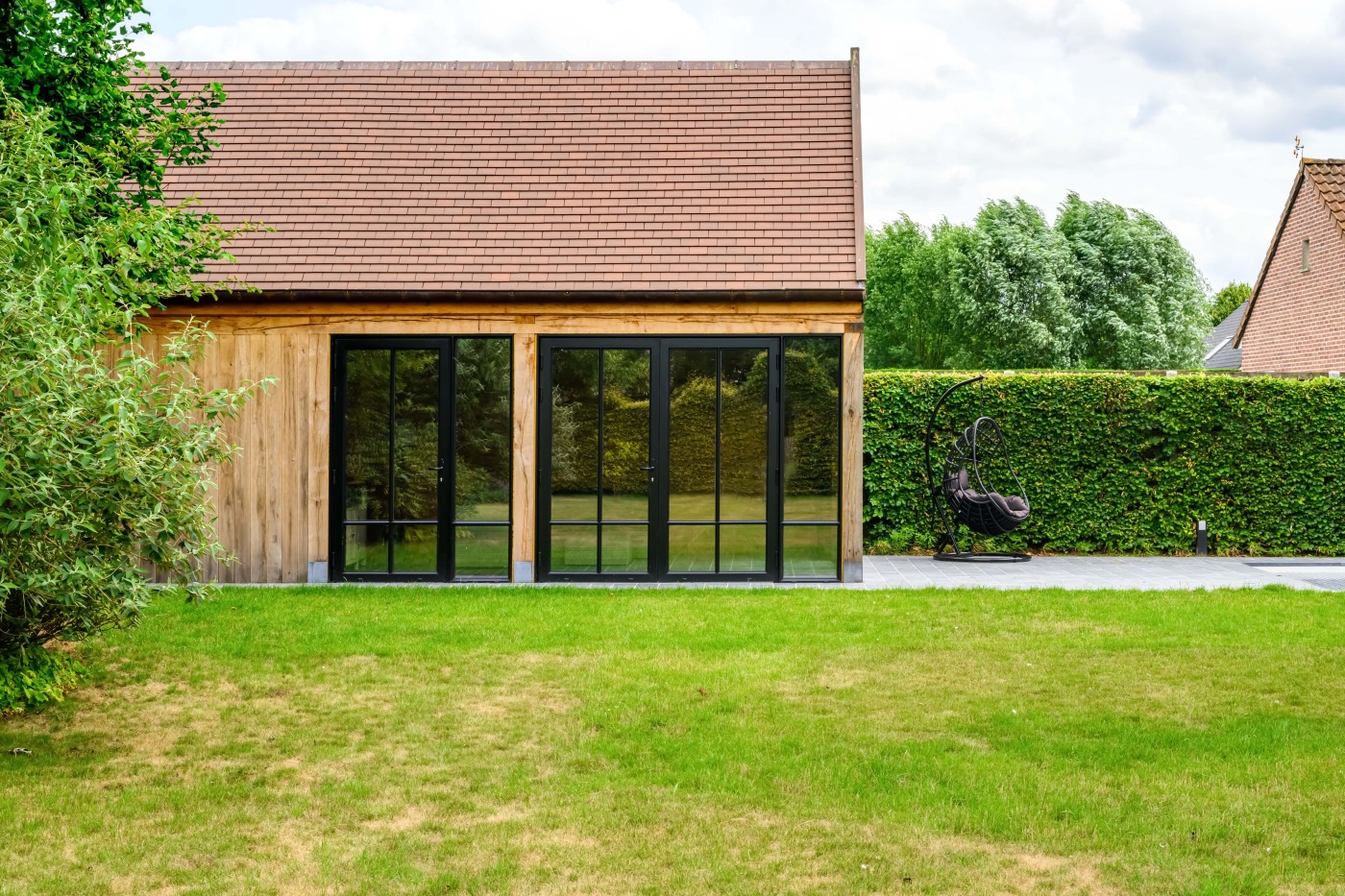 Op maat gemaakte houten brievenbus met strak ontwerp, perfect passend bij moderne buitenarchitectuur