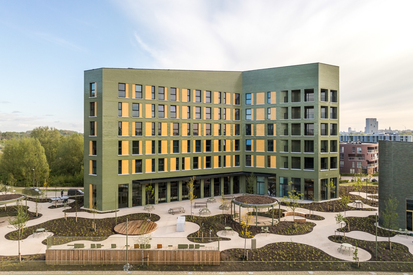 Op maat gemaakte houten brievenbus met strak ontwerp, perfect passend bij moderne buitenarchitectuur