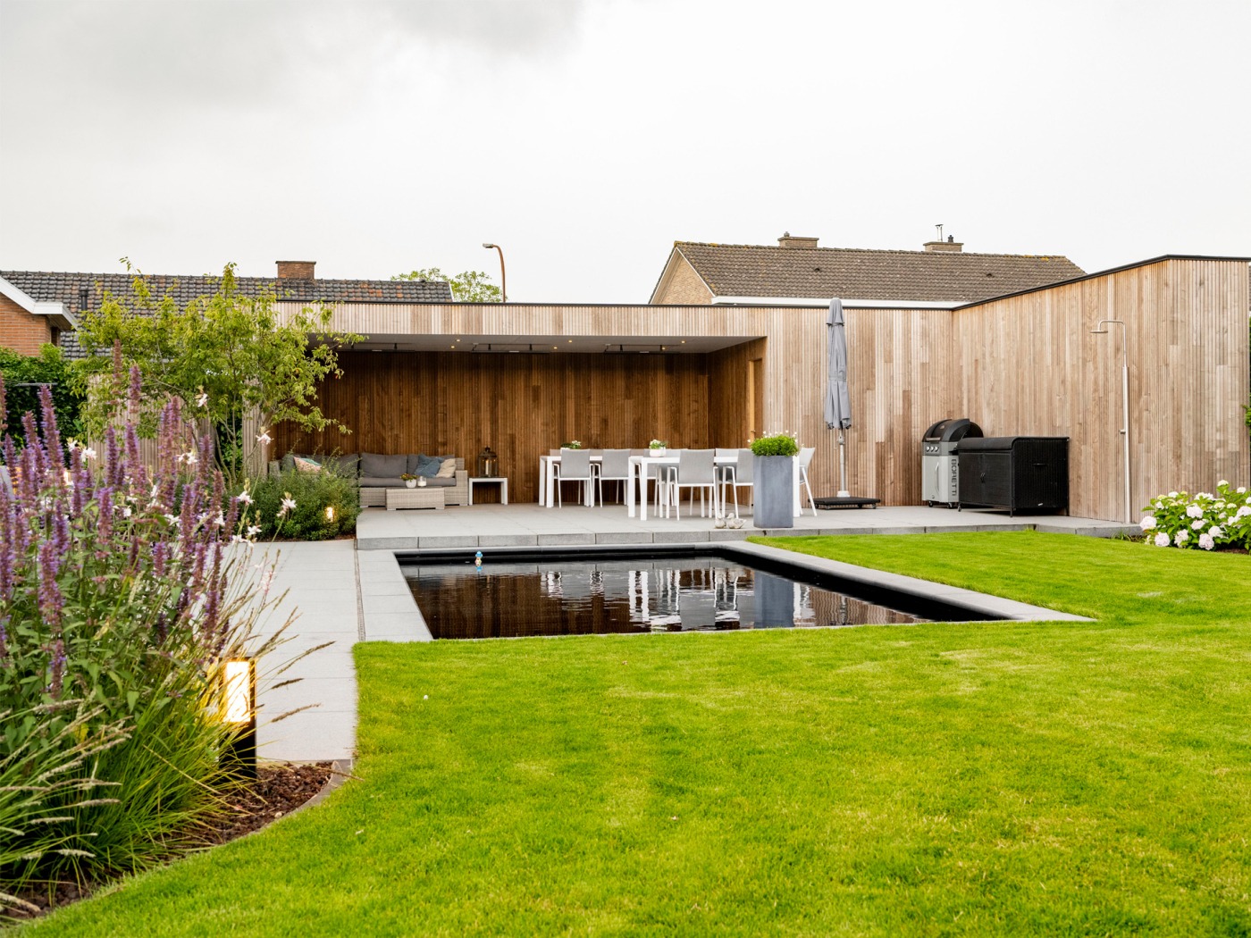 Op maat gemaakte houten brievenbus met strak ontwerp, perfect passend bij moderne buitenarchitectuur